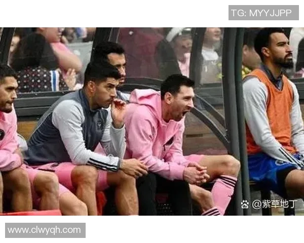 足球明星意外遭遇踩裆事件引发热议球迷们对此反应不一 足球明星意外遭遇踩裆事件引发热议球迷们对此反应不一